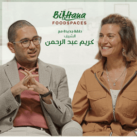 People having a friendly conversation at JDV Foodspaces, promoting community engagement and diverse food options for a vibrant social environment.